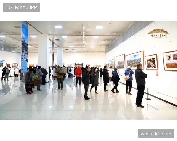 法国国家图书馆举办体育摄影展,珍贵历史照片呈现BMX运动的早期风貌。